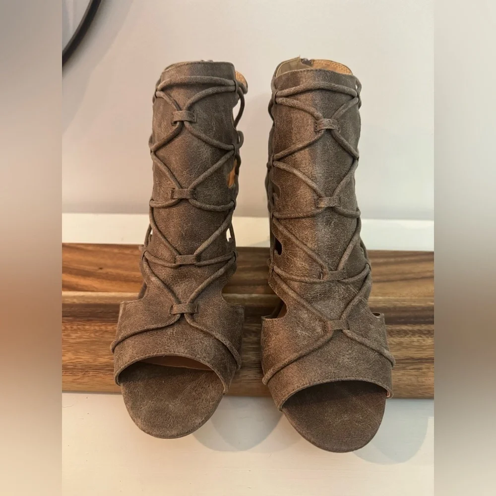 Quipid Gladiator Sandal Size 10 Peep Toe Bootie block Heel New in Box - Picture 9 of 12